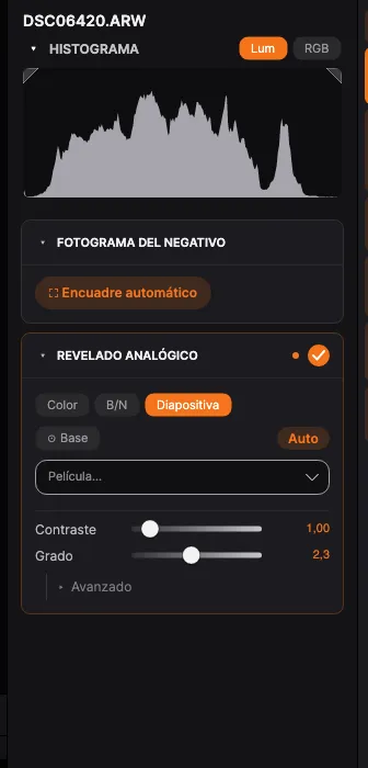 El panel Revelado analógico: conversión, tipo de película, base y controles de tono de película