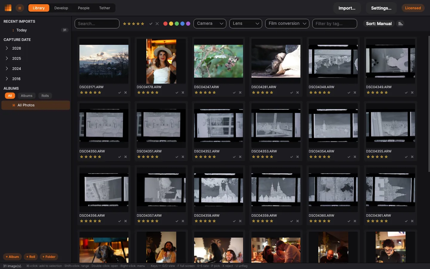 The PxlMonk interface in Library mode: sidebar, photo grid and toolbar