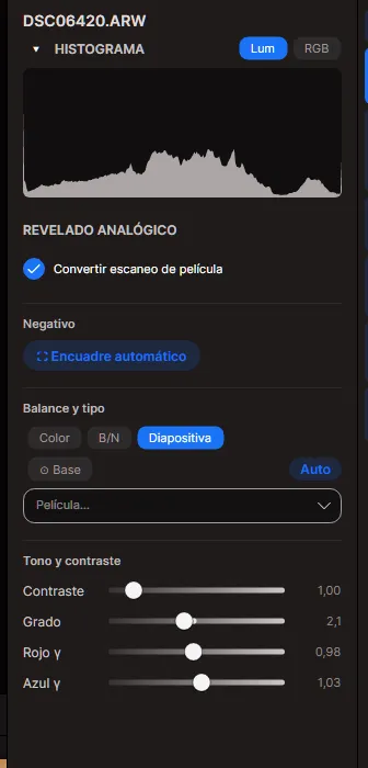 El panel Revelado analógico: conversión, tipo de película, base y controles de tono de película