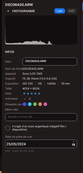 Le panneau Infos : histogramme, appareil et objectif, exposition, note, indicateur, étiquette de couleur et mots-clés