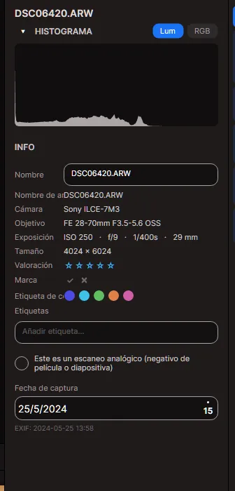 El panel Info: histograma, cámara y objetivo, exposición, valoración, marca, etiqueta de color y etiquetas